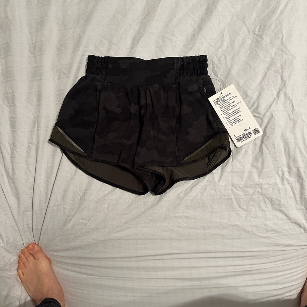 lululemon athletica Dark Camo Hotty Hot HR shorts 2.5”